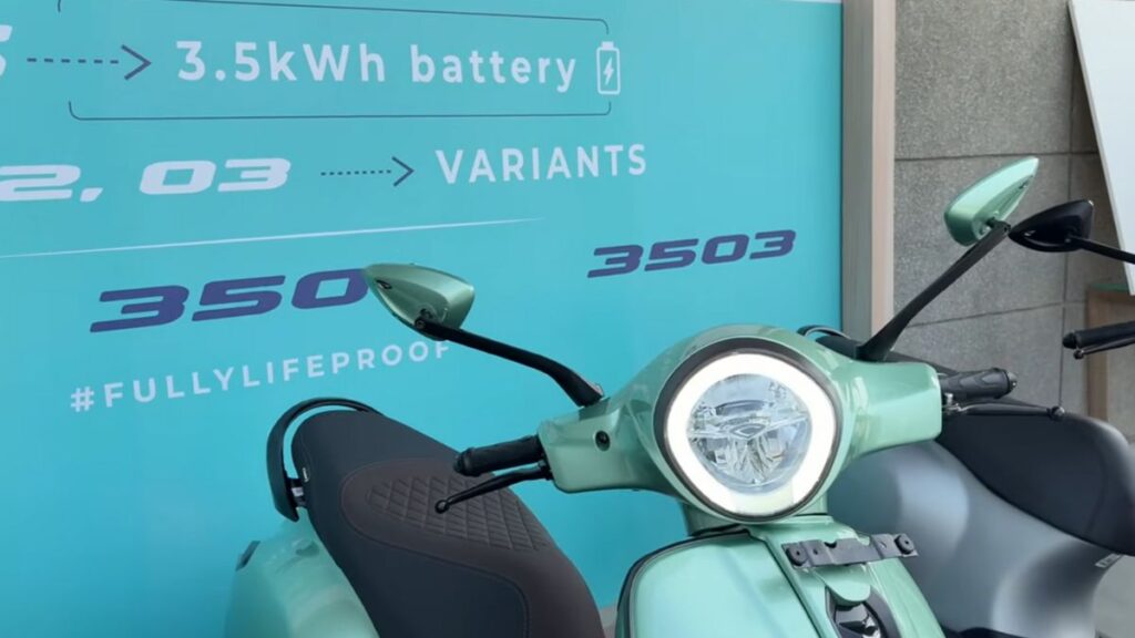 2025 bajaj chetak electric scooter front